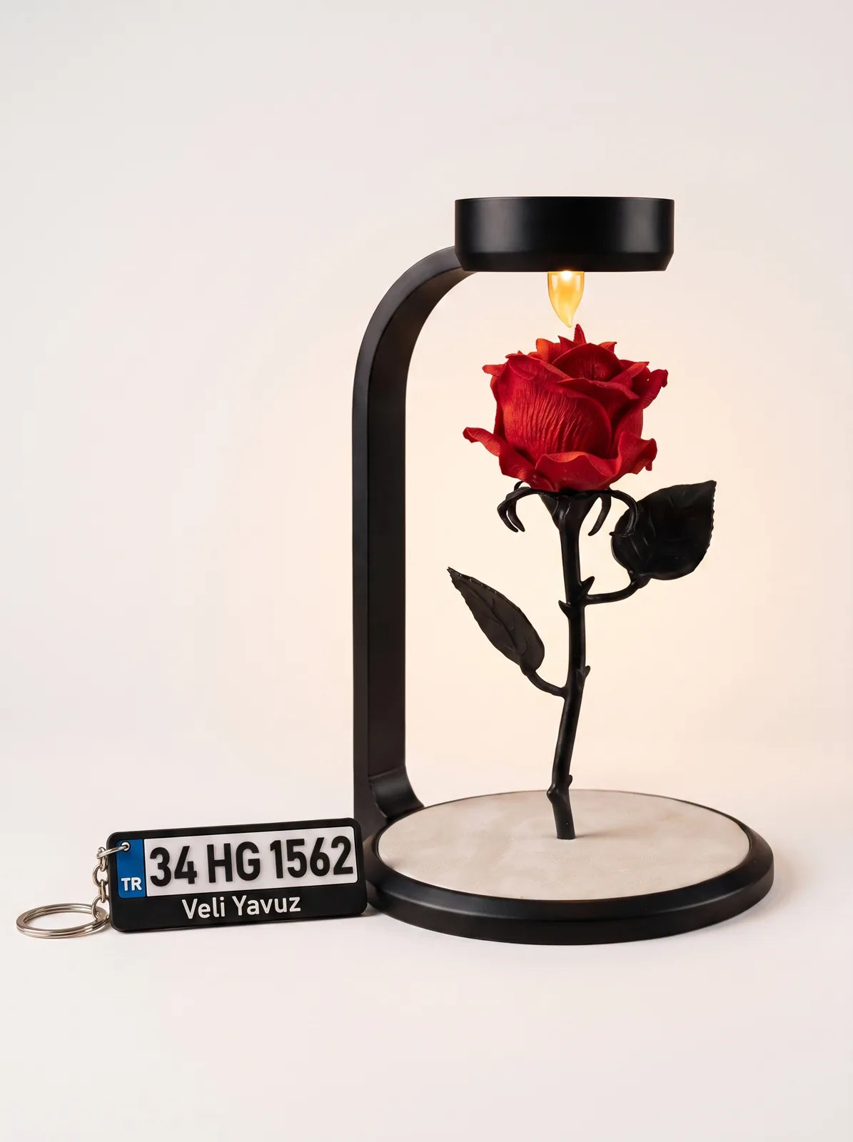 Solmayan gül LED lamba ve kişiye özel plakalı anahtarlık hediye seti